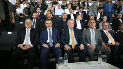 Bakanlar ve TFF Başkanı Amedspor-Erzurumspor ma&ccedil;ını trib&uuml;nde takip etti