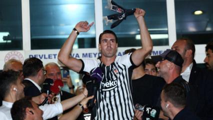 Beşiktaş'ın yeni golc&uuml;s&uuml; Vlahovic, İstanbul'da! İlk a&ccedil;ıklamasını T&uuml;rk&ccedil;e yaptı