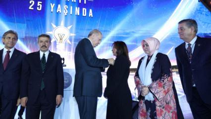 Erdoğan rozetini taktı, tarihe ge&ccedil;ti! AK Parti&rsquo;nin ilk S&uuml;ryani Başkanı