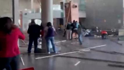 Depreme havalimanında yakalandılar! Tavan &uuml;stlerine &ccedil;&ouml;kt&uuml;, o anlar kamerada
