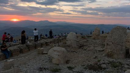 D&uuml;nyanın en g&uuml;zel g&uuml;n batımlarından: Nemrut Dağı zirvesine yoğun ilgi