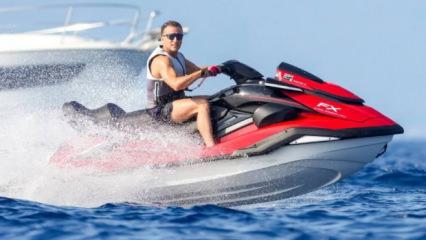 Fransa yanarken Macron'dan jetski keyfi