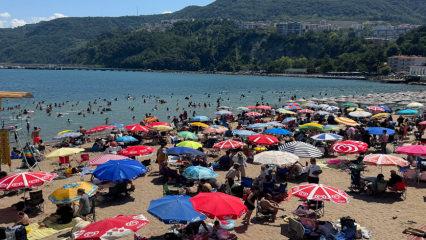İğne atsan yere d&uuml;şmez: Amasra plajları tatilcilerle doldu