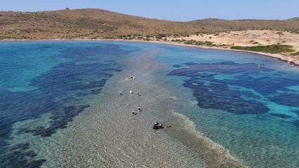 İki ada arasını y&uuml;r&uuml;yerek ge&ccedil;iyorlar! Balıkesir&rsquo;in Yalancı Boğaz&rsquo;ı turistleri cezbediyor