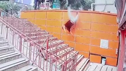 Isparta'da duvarda uzanan şahıs metrelerce y&uuml;ksekten b&ouml;yle d&uuml;şt&uuml;