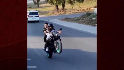  İstanbul'daki d&uuml;ğ&uuml;n konvoyunda tehlikeli motosiklet şovu kameraya yansıdı