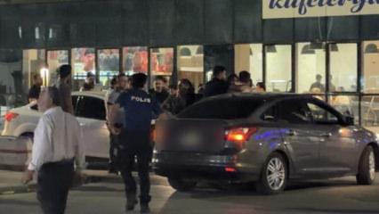 Kavga eden şahıslara olay yerindeki polisten m&uuml;dahale