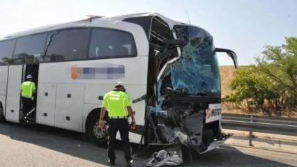 Manisa'da yolcu otob&uuml;s&uuml; kamyona &ccedil;arptı: 1 kişi &ouml;ld&uuml;, 7 kişi yaralandı