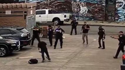 Mızrak taşıyan adama 8 polis kurşun yağdırdı! ABD'deki feci &ouml;l&uuml;m kamerada