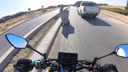 &Ouml;n&uuml;ndeki aracı sollamaya &ccedil;alışan motosikletli, yola bırakılan &ccedil;&ouml;p konteynerine &ccedil;arptı