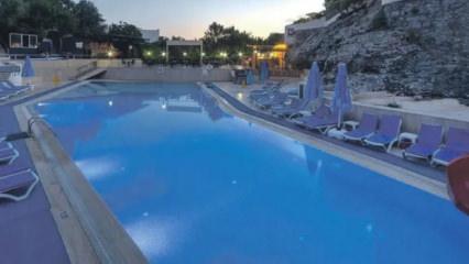 Otel havuzunda kimyasak panik! 10&rsquo;u &ccedil;ocuk 13 kişi hastaneye kaldırıldı
