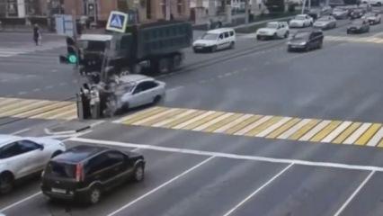 Rusya'da dehşet anları: Kontrolden &ccedil;ıkan ara&ccedil; ışıklardaki yayaları bi&ccedil;ti