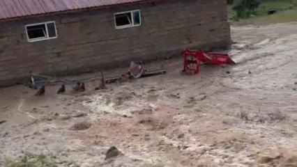 Sağanak sonrası mahalleyi su bastı