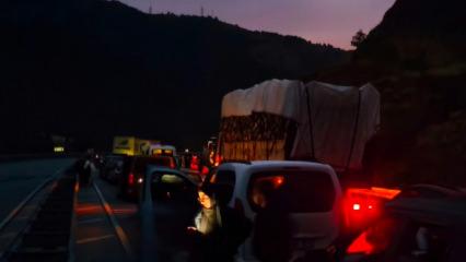 Sivas'ta toprak ve taşların d&uuml;şt&uuml;ğ&uuml; yolda 10 kilometrelik ara&ccedil; kuyruğu oluştu