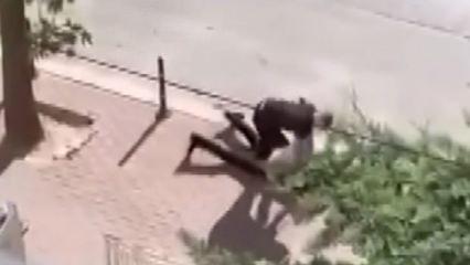 Yolda karşılaştığı husumetlisini bı&ccedil;akla &ouml;ld&uuml;rd&uuml;; o anlar kamerada