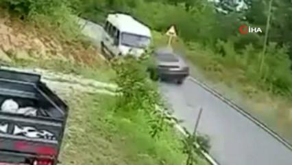 Zonguldak'ta iş&ccedil;i servisiyle otomobil kafa kafaya &ccedil;arpıştı!