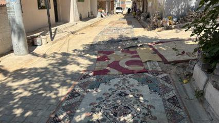 İzmir'de kazılan yolları belediye onarmadı! Vatandaşlar yollara halı serdi