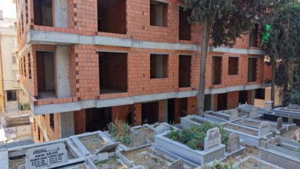 Avcılar&rsquo;da g&ouml;renleri şaşkına &ccedil;eviren g&ouml;r&uuml;nt&uuml;! Yeni binalar mezarlıkla adeta i&ccedil; i&ccedil;e