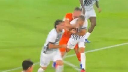 Beşiktaş'tan kırmızı kart itirazı! VAR'la g&ouml;r&uuml;şen hakemden devam kararı
