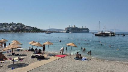 Bodrum'a iki gemi ile 1144 yolcu geldi