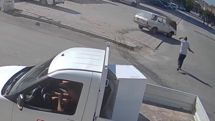 Bu kaza ancak filmlerde olur! Ara&ccedil;tan fırladı, otomobilinin peşinden koştu