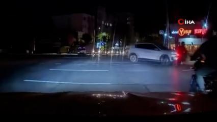Bursa'da kırmızı ışıkta ge&ccedil;en otomobil motosiklete &ccedil;arptı