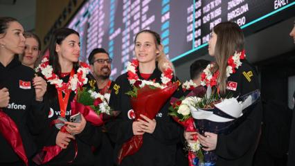 D&uuml;nya ikincisi milliler yurda d&ouml;nd&uuml;! Duygusal karşılama