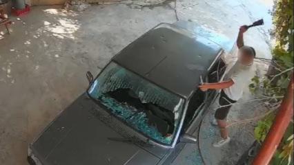 Mersin'de eski sevgili vahşeti: Otomobili satır ve bı&ccedil;akla delik deşik etti!