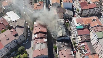 Gaziosmanpaşa'da 4 katlı binanın &ccedil;atısında yangın! 