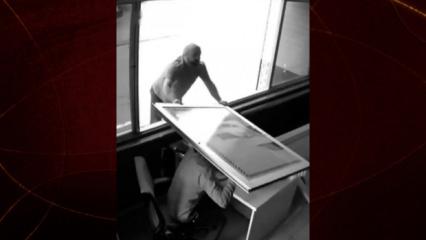 G&uuml;lerek başladı panikle bitti: Yaslandığı cam arkadaşının kafasında patladı!