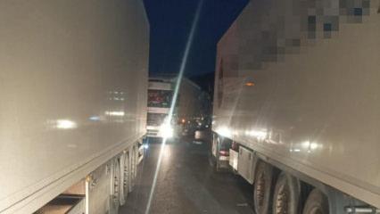 G&uuml;mr&uuml;k kapısında iki TIR arasında sıkışan s&uuml;r&uuml;c&uuml; &ouml;ld&uuml;