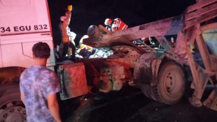 Hafriyat kamyonu otomobille &ccedil;arpıştı: 1'i ağır, 3 yaralı