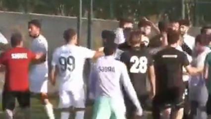 Hazırlık ma&ccedil;ında skandal g&ouml;r&uuml;nt&uuml;! Sakaryasporlu futbolcunun boğazını tuttu