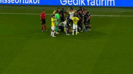 Korkutan sakatlık! Kafasına darbe alan Kerem Akt&uuml;rkoğlu hastaneye kaldırıldı