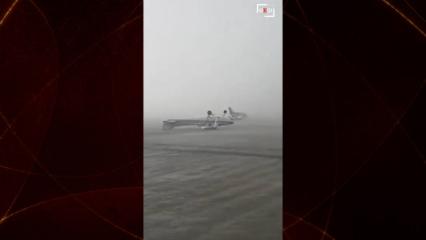 İtalya'da fırtına dehşeti: Park halindeki dev u&ccedil;akları metrelerce b&ouml;yle s&uuml;r&uuml;kledi!