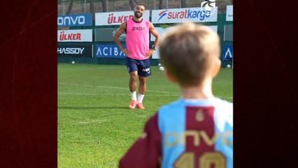 Salah'ı g&ouml;rmek i&ccedil;in İngiltere'den geldi: Minik Isaac'in hayali ger&ccedil;ek oldu