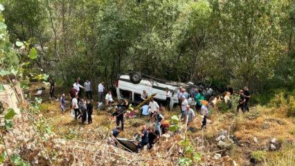 Sivas'ta yolcu minib&uuml;s&uuml; devrildi: 4 &ouml;l&uuml;, 10 yaralı