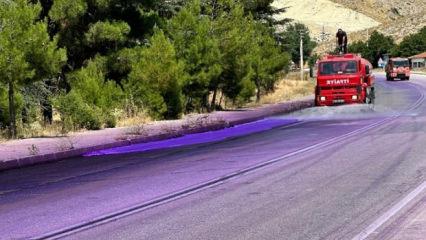 Afyonkarahisar'da ara&ccedil;ların mora boyandığı yolun havadan g&ouml;r&uuml;nt&uuml;s&uuml; 