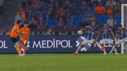 Trabzon'da tartışmalı pozisyon! Başakşehir 4 dakikalık incelemeyle penaltı kazandı