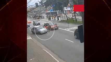 &Ouml;fkeli s&uuml;r&uuml;c&uuml; aynasına vuran bisikletliye dehşeti yaşattı