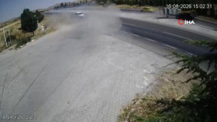 Yola fırlayan par&ccedil;a felaketi getirdi: 2 otomobil &ccedil;arpıştı, 2 &ouml;l&uuml;