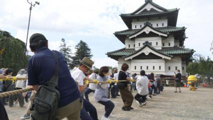 2 bin Japon, 360 tonluk kaleyi halatlarla taşıdı