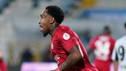 41 ma&ccedil;ta 10 gol atmıştı! 1. Lig ekibi İngiliz oyuncunun s&ouml;zleşmesini feshetti