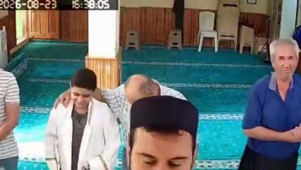 Şortla namaza gelen &ccedil;ocuğa c&uuml;bbesini veren imamın davranışı takdir topladı