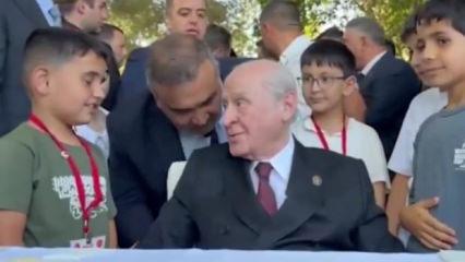 Ahlat&rsquo;ta Bah&ccedil;eli ile k&uuml;&ccedil;&uuml;k &ccedil;ocuk arasında samimi diyalog: &lsquo;Sen de &ouml;yle ol&rsquo;