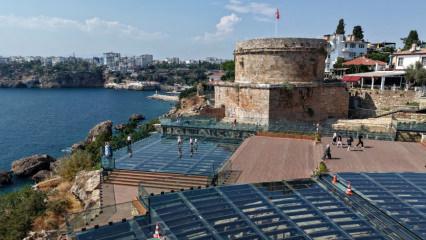 Akdeniz manzarası 2 bin yıllık tarihle buluştu: Hıdırlık Kulesi turistlerin favorisi oldu