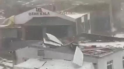 Ardahan'da şiddetli fırtına evlerin &ccedil;atılarını u&ccedil;urdu!