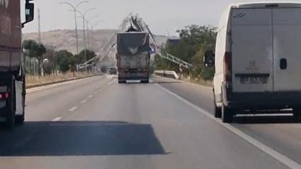 Afyonkarahisar'da a&ccedil;ık kalan damper y&ouml;n levhasını b&ouml;yle yıktı