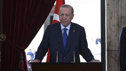 B&uuml;y&uuml;k zaferin 104. yılı: Anıtkabir'i ziyaret eden Cumhurbaşkanı Erdoğan'dan anlamlı mesaj