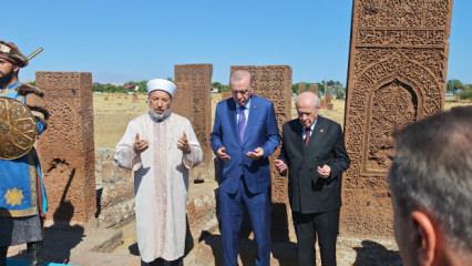 Cumhurbaşkanı Erdoğan ve Devlet Bah&ccedil;eli Ahlat Sel&ccedil;uklu Kabristanı'nda